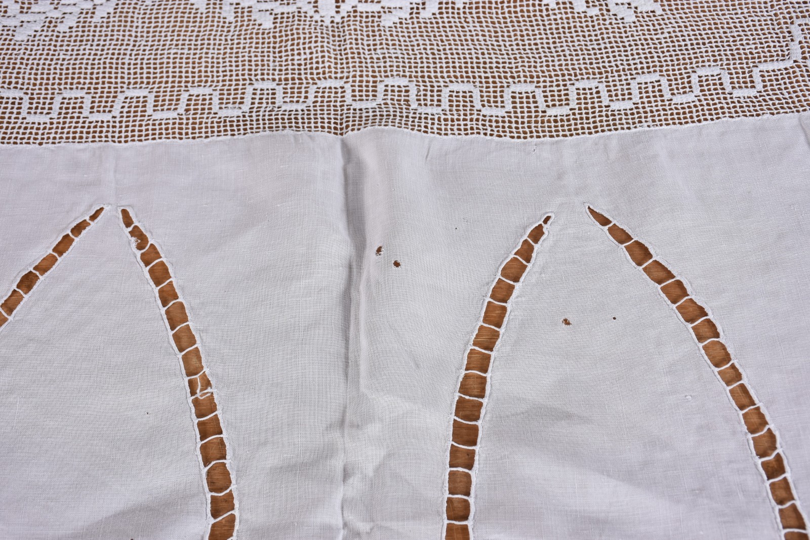 Toalha de mesa na cor branca com bordados e vazados. Acompanham 11... - foto 5 de 5