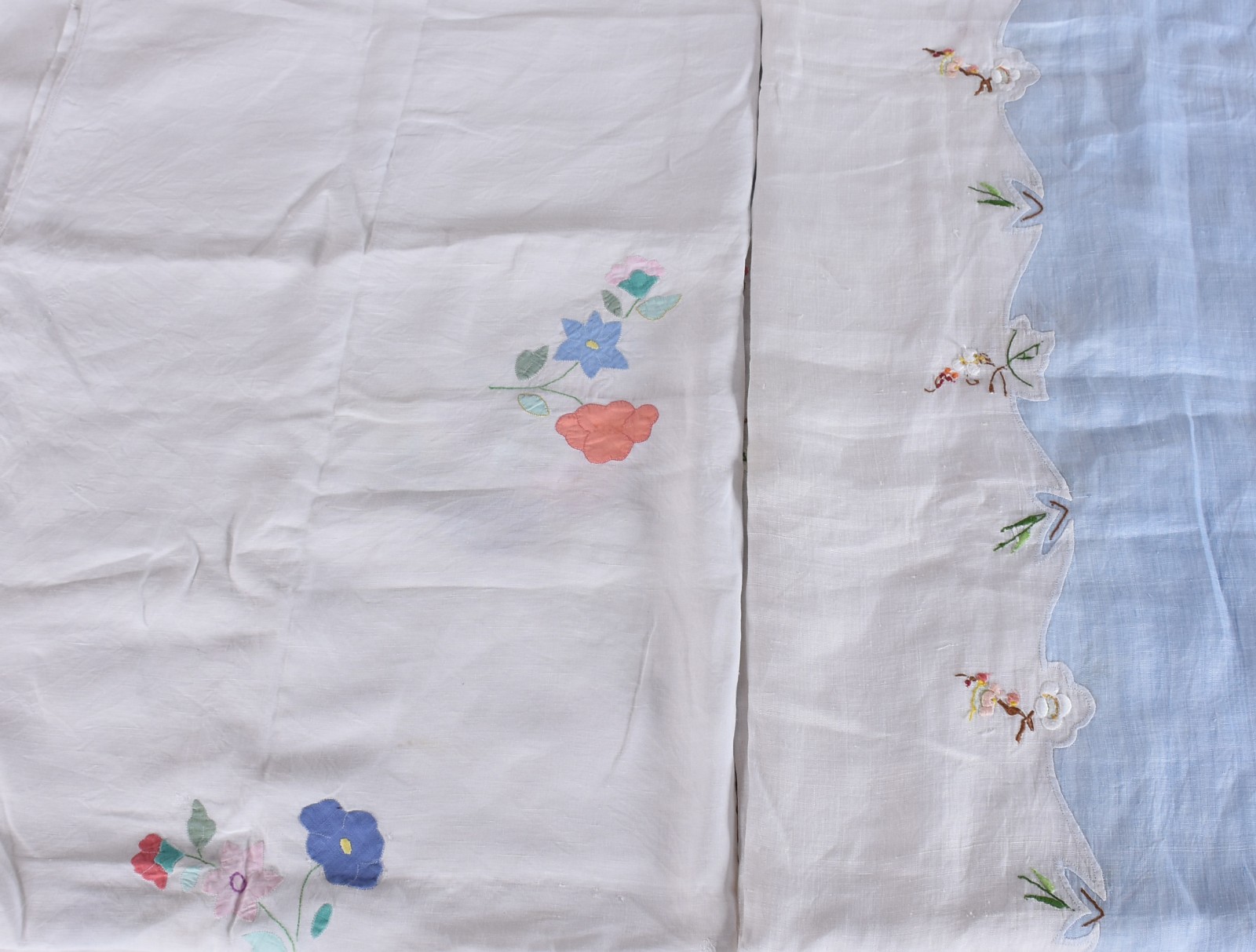 Duas toalhas de mesa de organza com flores coloridas (pequenas partes... - foto 4 de 9