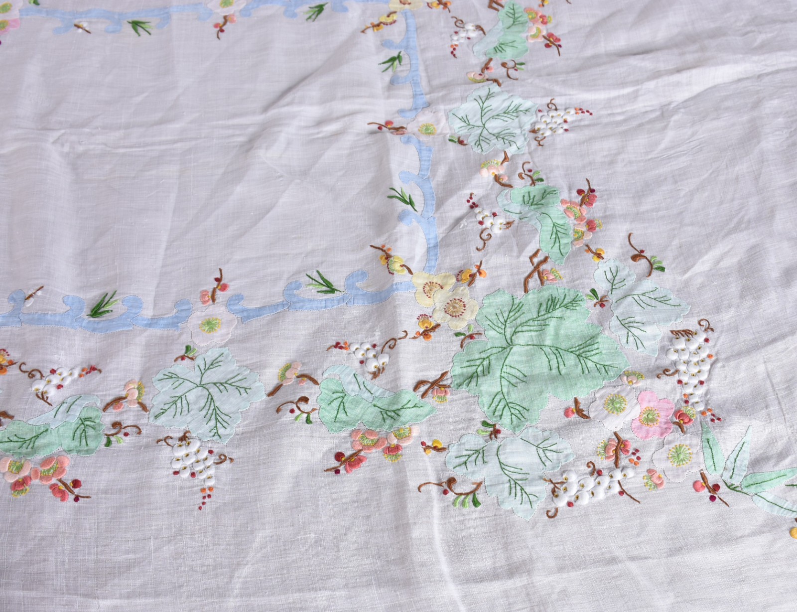 Duas toalhas de mesa de organza com flores coloridas (pequenas partes... - foto 6 de 9