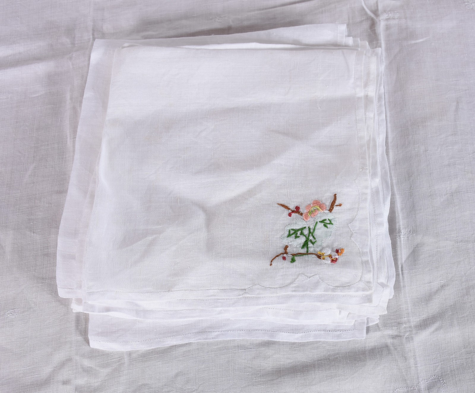 Duas toalhas de mesa de organza com flores coloridas (pequenas partes... - foto 7 de 9
