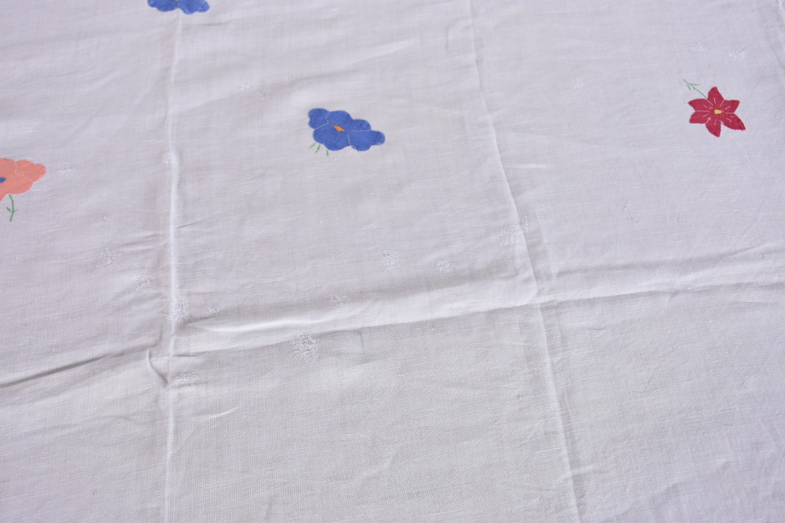 Duas toalhas de mesa de organza com flores coloridas (pequenas partes... - foto 9 de 9