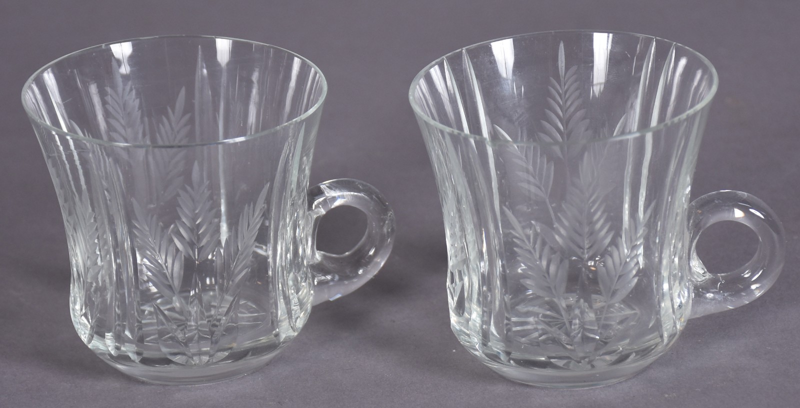 Conjunto de poncheira (trincada) e 11 canecas de cristal (4 bicadas)... - foto 4 de 7