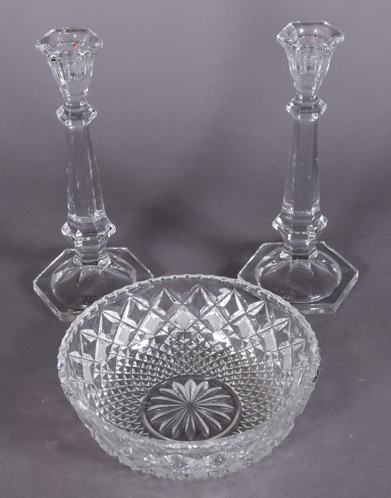 Três peças de cristal, sendo: bowl e par de castiçais. - foto 1 de 5
