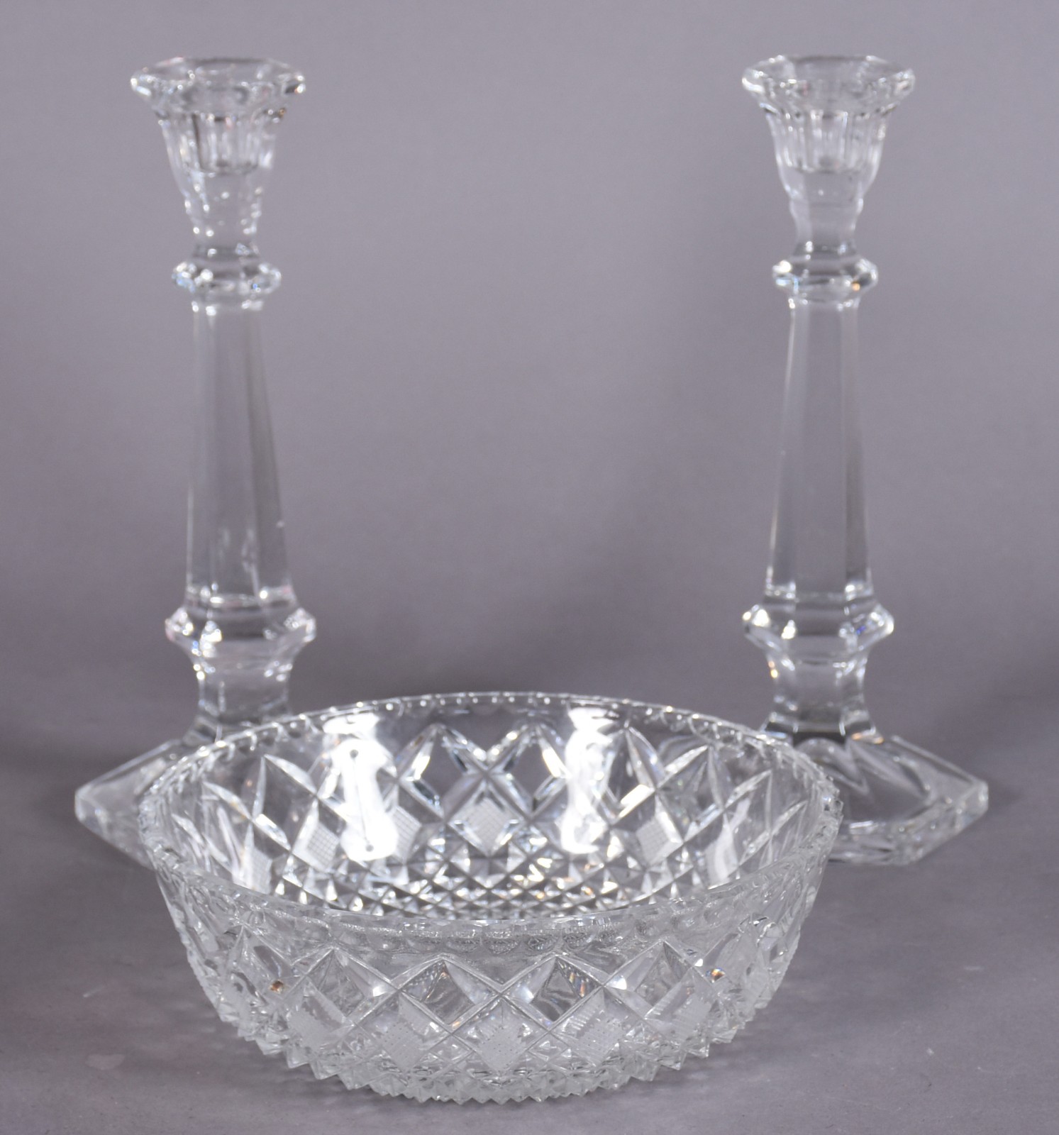 Três peças de cristal, sendo: bowl e par de castiçais. - foto 2 de 5