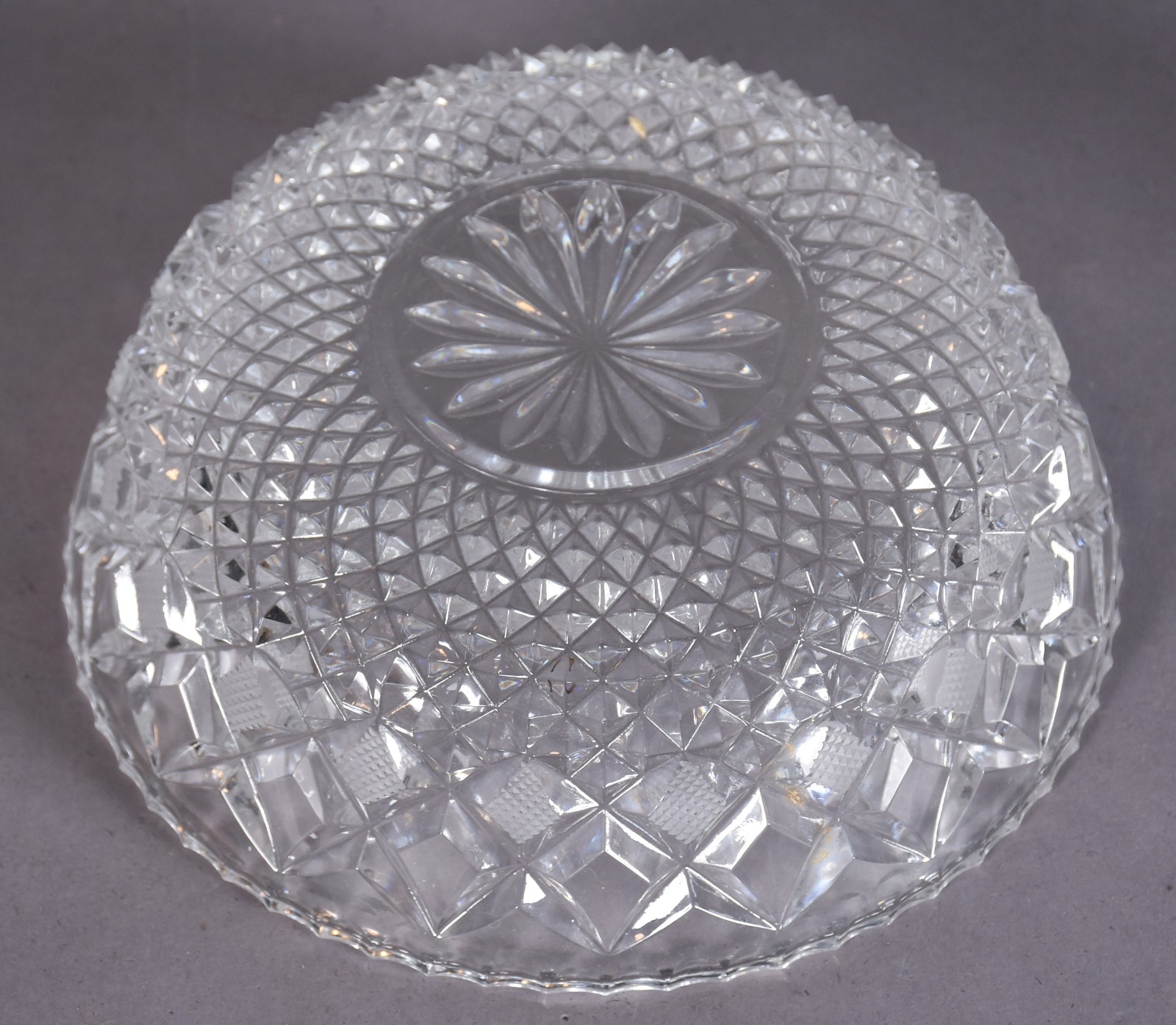 Três peças de cristal, sendo: bowl e par de castiçais. - foto 5 de 5