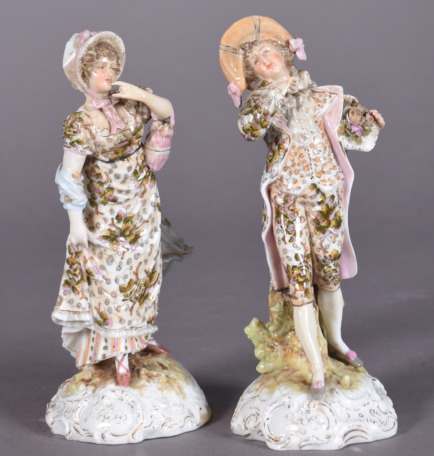 Duas estatuetas de porcelana europeia policromada representando casal... - foto 1 de 5