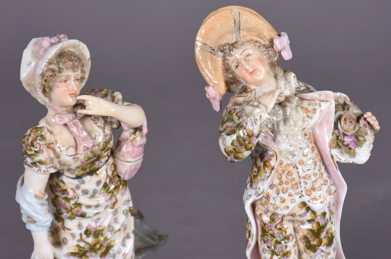 Duas estatuetas de porcelana europeia policromada representando casal... - foto 2 de 5