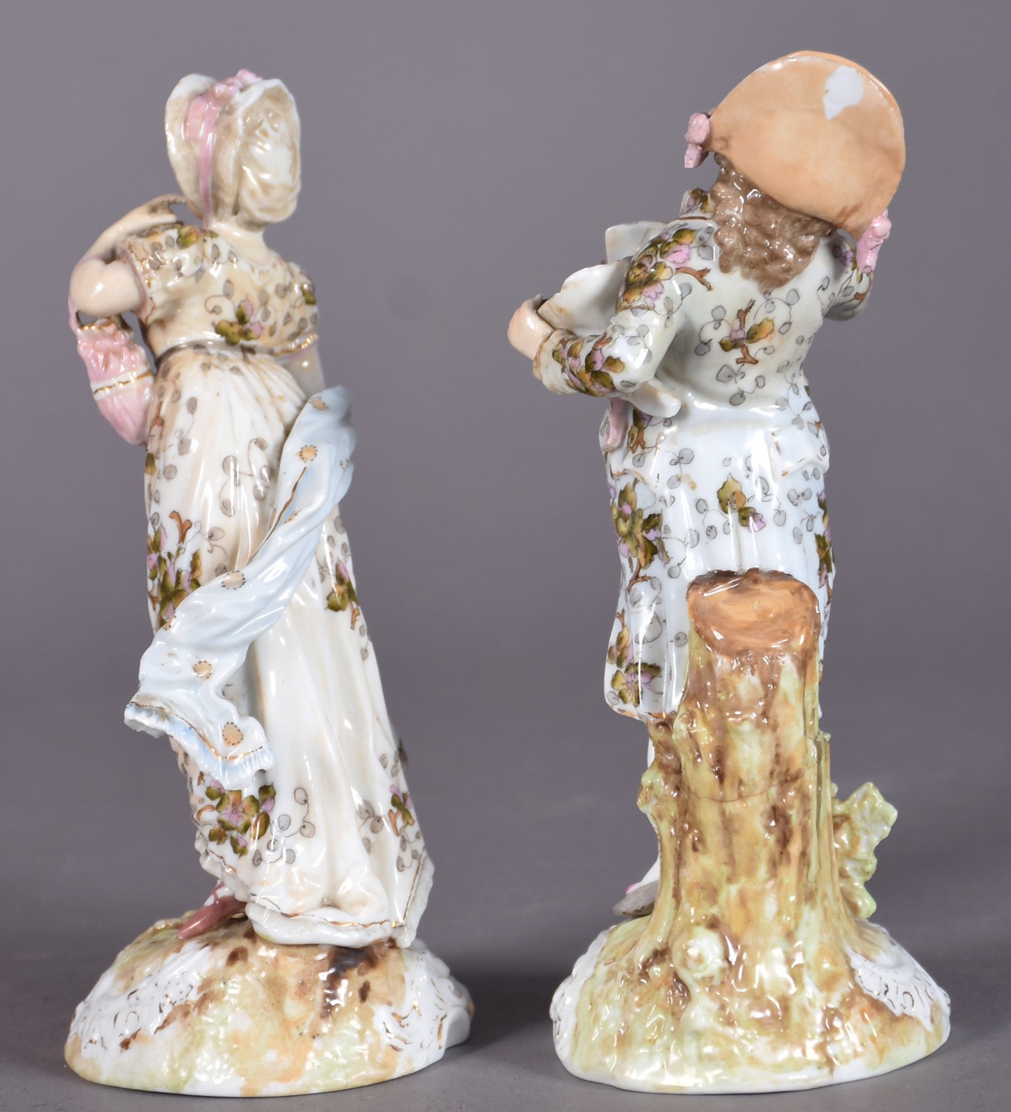 Duas estatuetas de porcelana europeia policromada representando casal... - foto 3 de 5