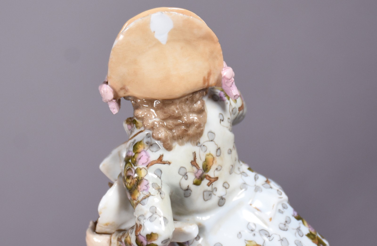 Duas estatuetas de porcelana europeia policromada representando casal... - foto 4 de 5