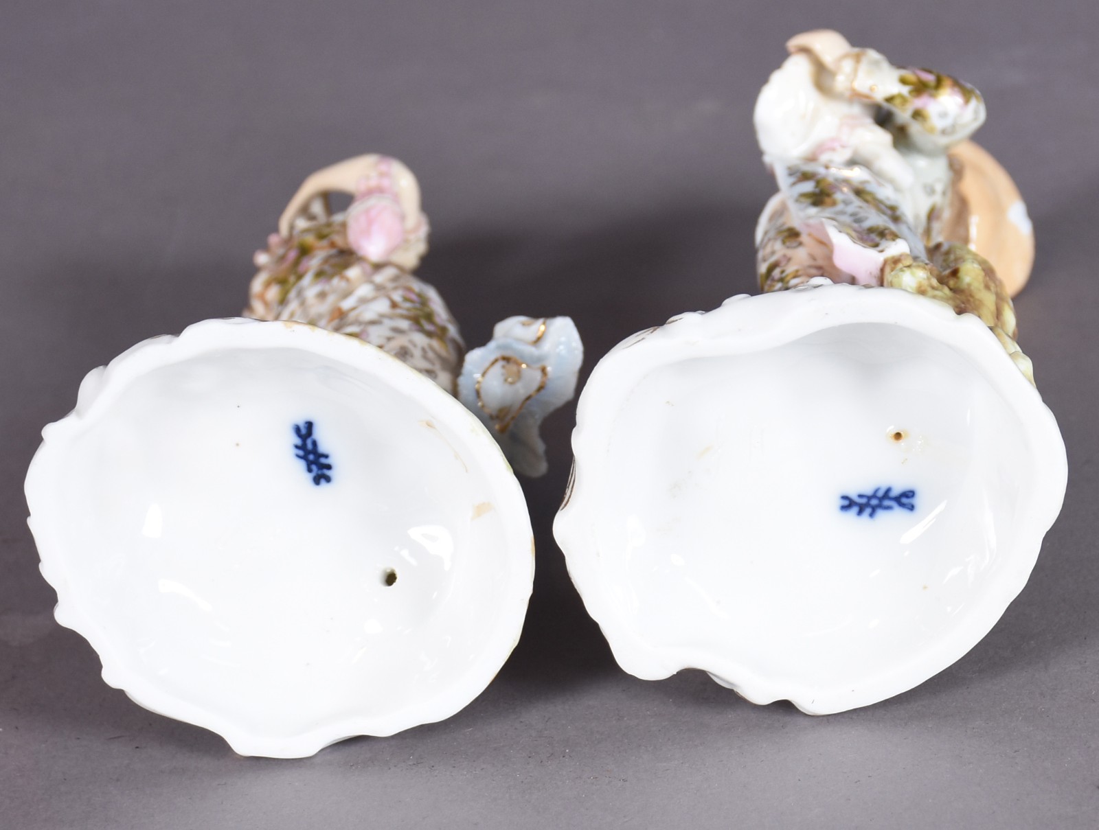 Duas estatuetas de porcelana europeia policromada representando casal... - foto 5 de 5