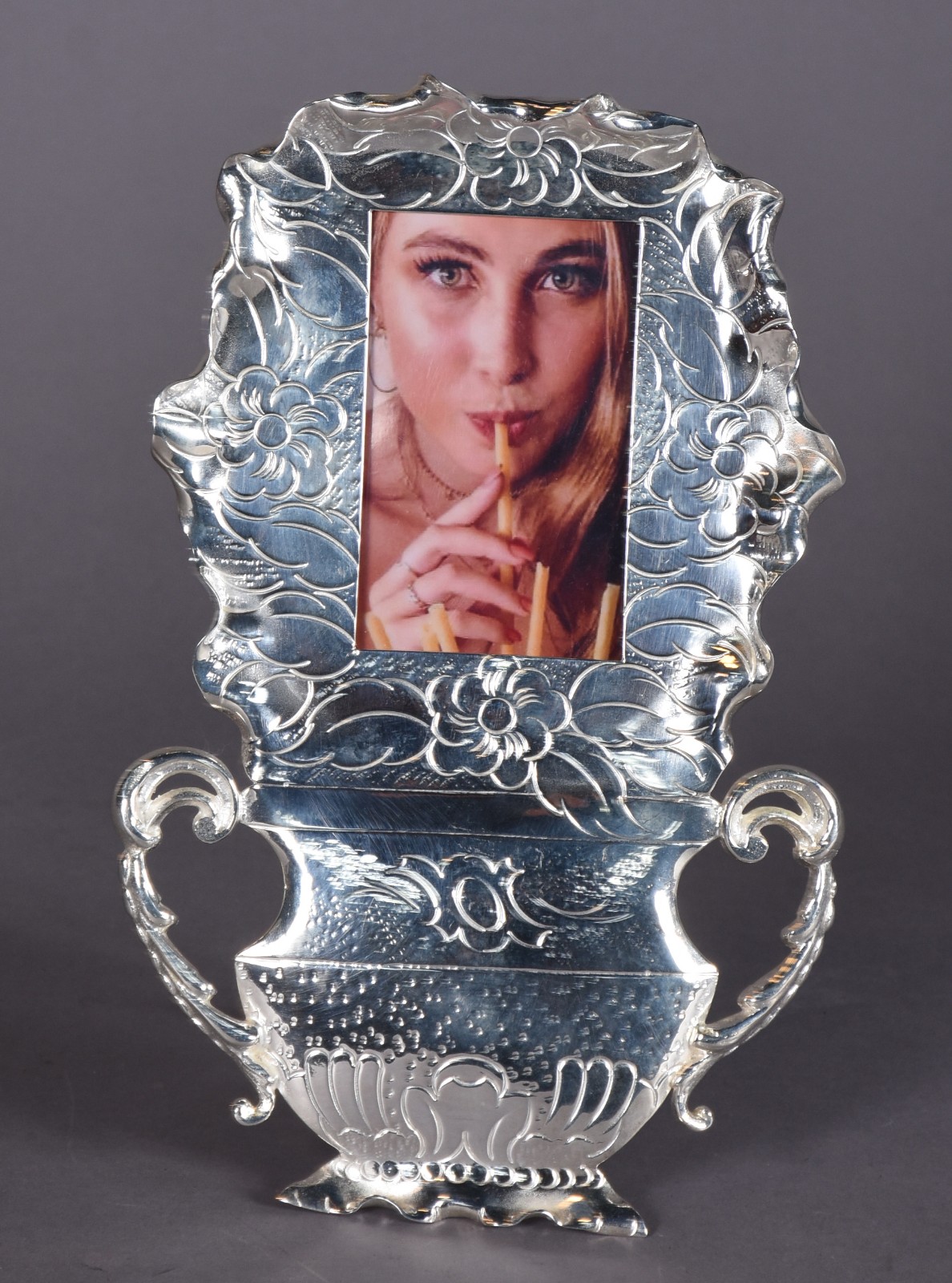 Porta retrato feitio vaso de flores de metal prateado. - foto 1 de 4