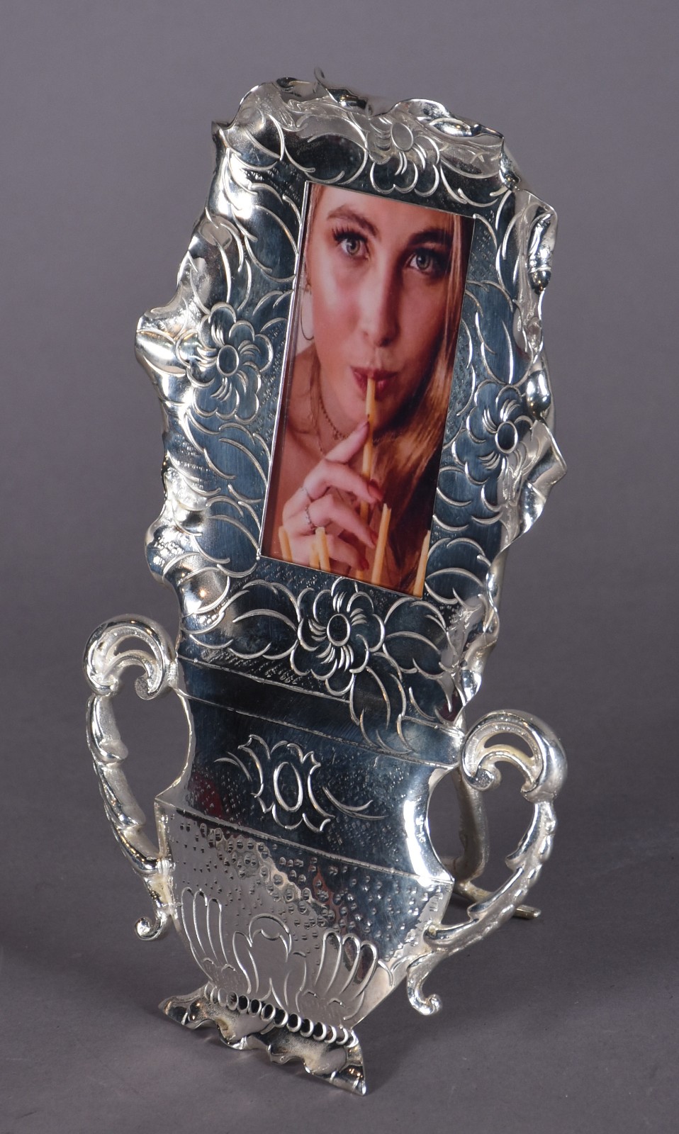 Porta retrato feitio vaso de flores de metal prateado. - foto 2 de 4