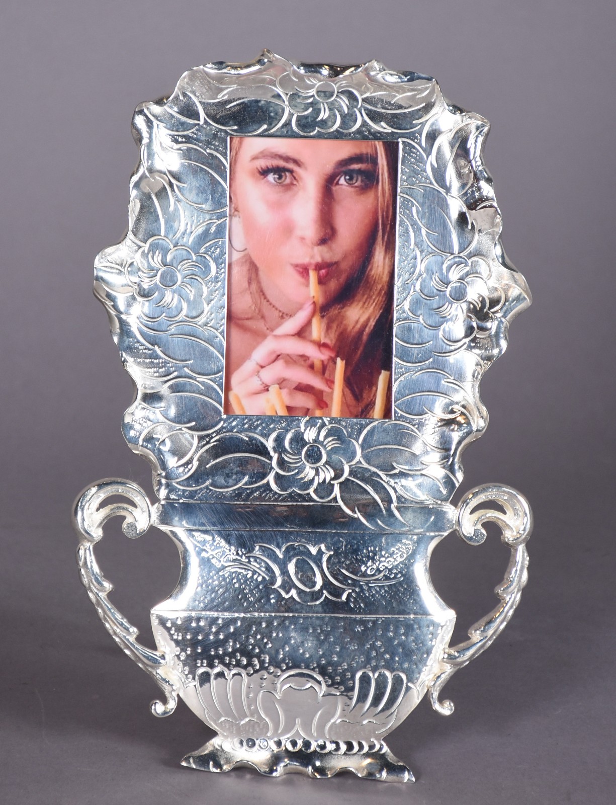 Porta retrato feitio vaso de flores de metal prateado. - foto 3 de 4