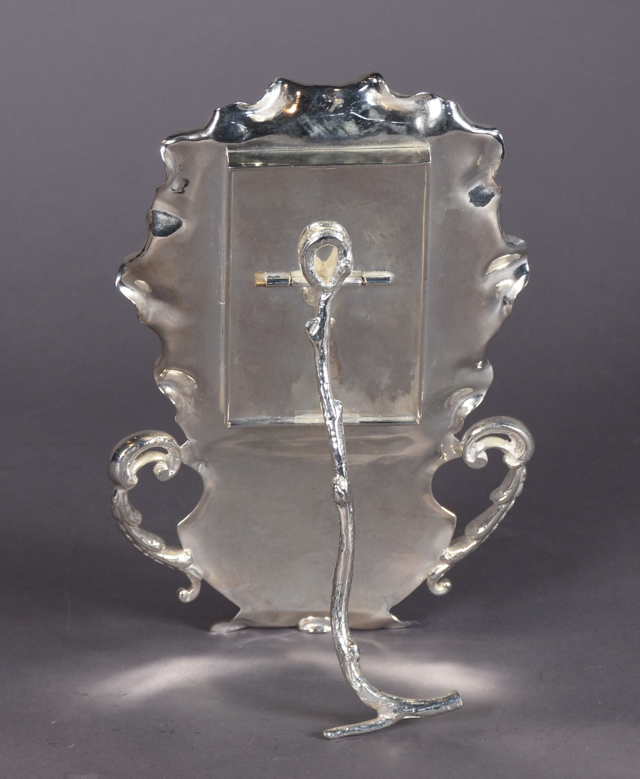 Porta retrato feitio vaso de flores de metal prateado. - foto 4 de 4