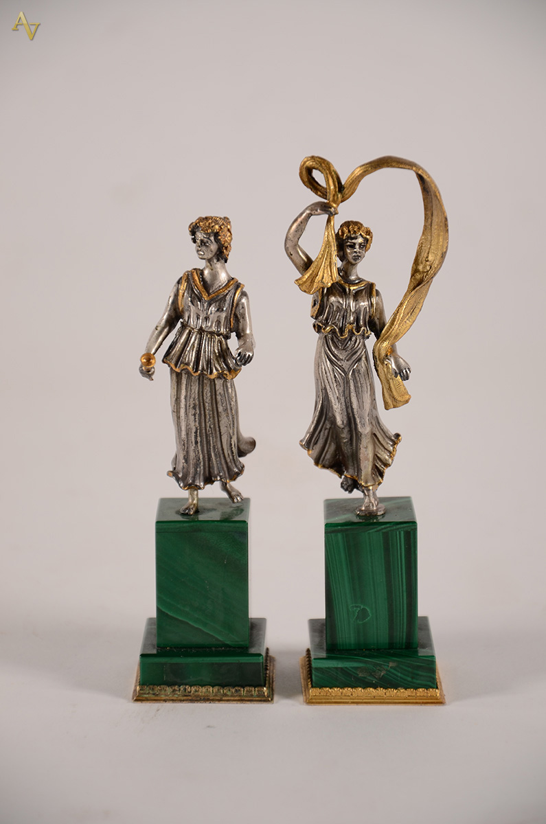 Duas figuras alegóricas em prata 800 com base de malaquita e vermeil...