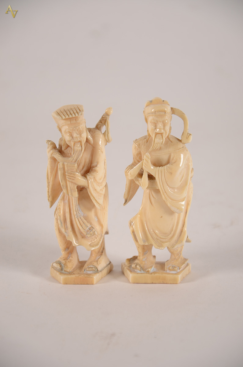 Dois Okimonos em marfim rep. Sábios. Alt. 9 cm