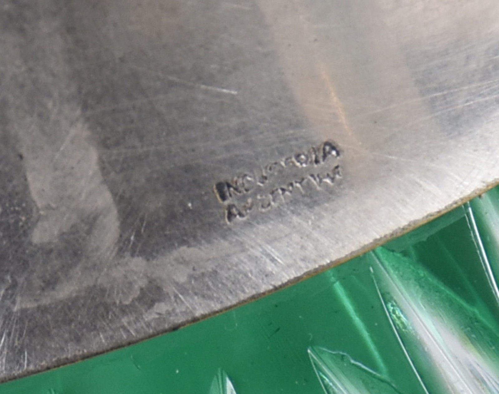 Jarra de cristal lapidado doublé verde, bocal e alça de metal. (metal... - foto 7 de 7