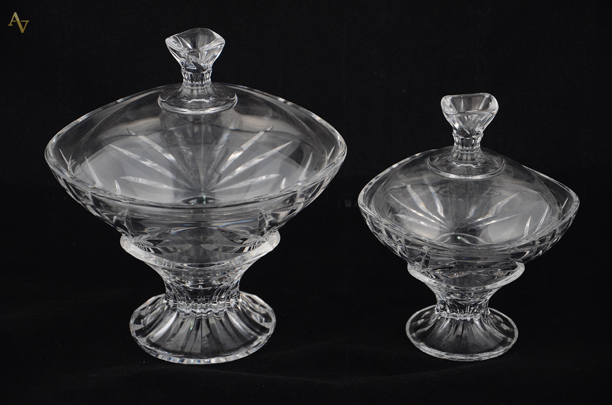 Duas compoteiras de cristal da Bohemia. Alturas 16 cm e 19 cm.