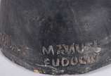Manuel Eudócio (1931-2016), Rosto com boné verm... - Antiga escultura em barro policromado. Assinada e localizada, Caruaru.