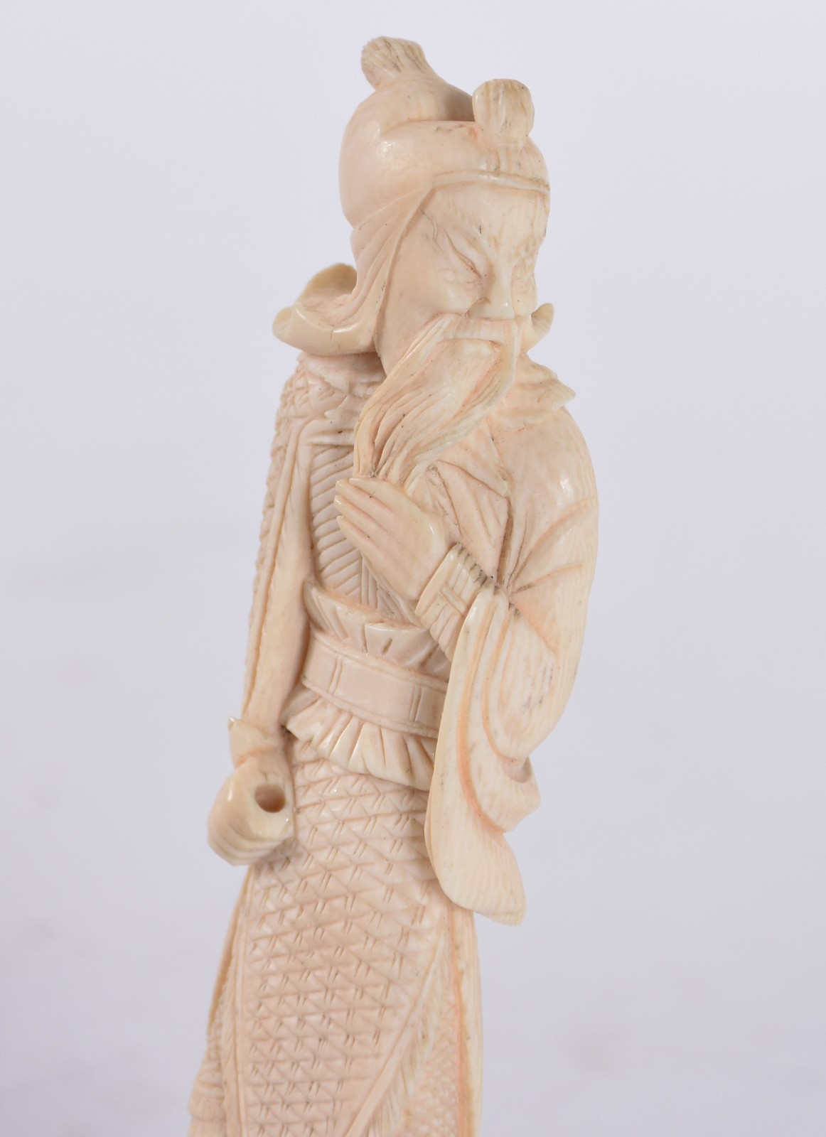 Escultura de marfim representando guerreiro (faltando a espada), base... - foto 2 de 3