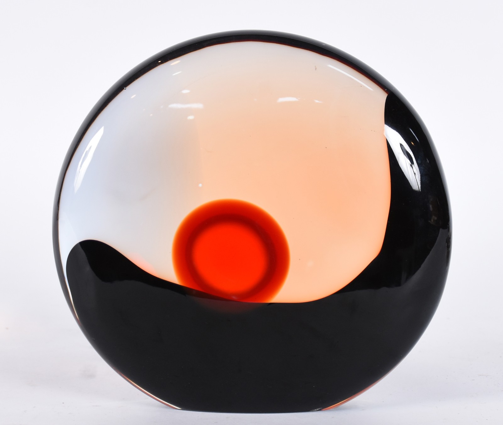 Escultura de vidro de murano na forma de esfera com parte preta e... - foto 1 de 7