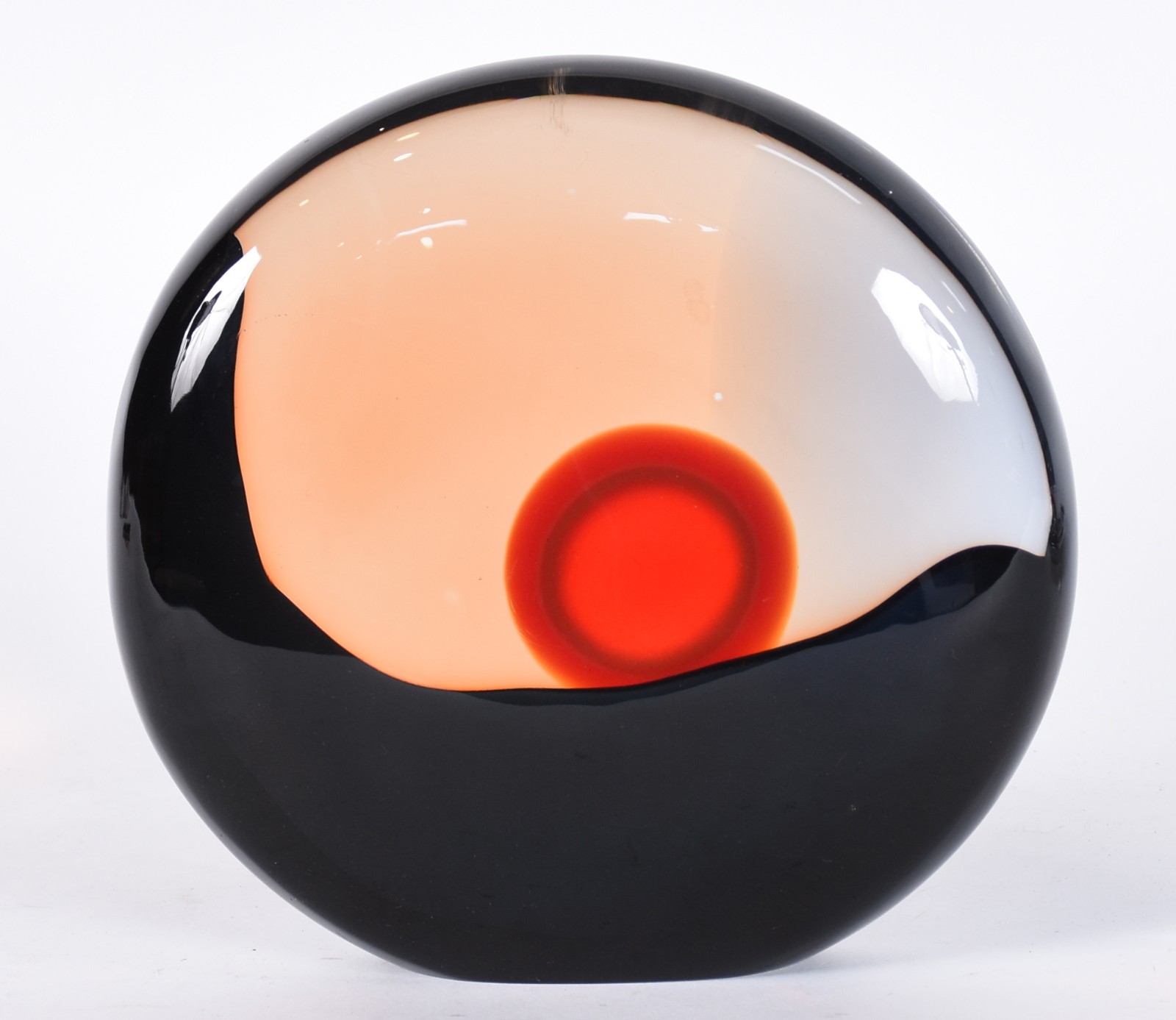 Escultura de vidro de murano na forma de esfera com parte preta e... - foto 3 de 7