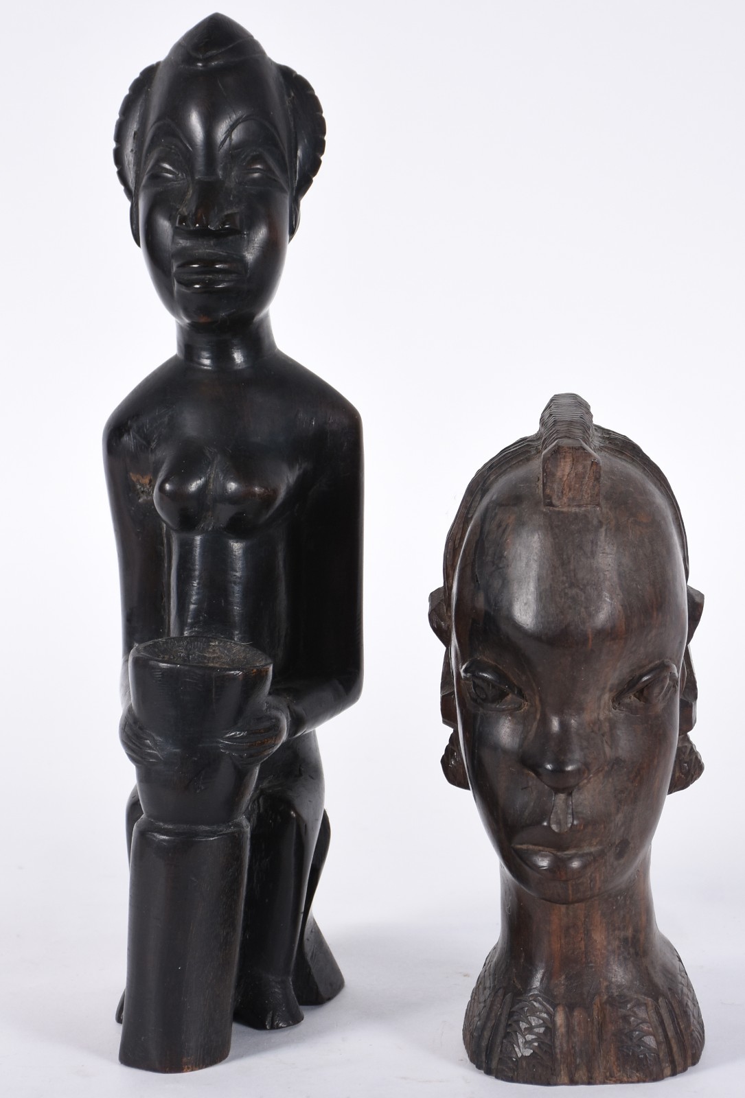 Duas esculturas de madeira entalhada representando figuras africanas. - foto 1 de 5