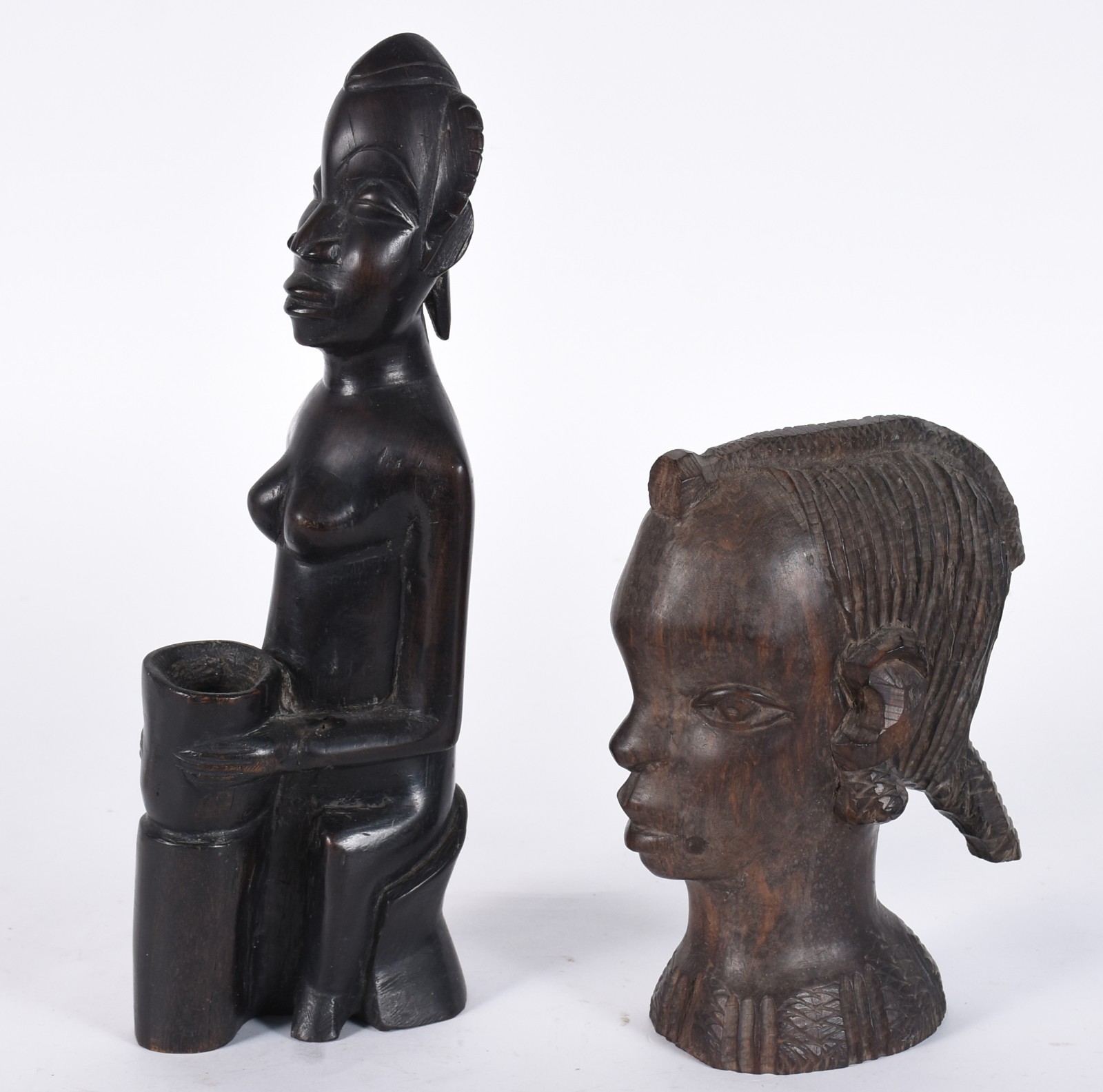 Duas esculturas de madeira entalhada representando figuras africanas. - foto 2 de 5