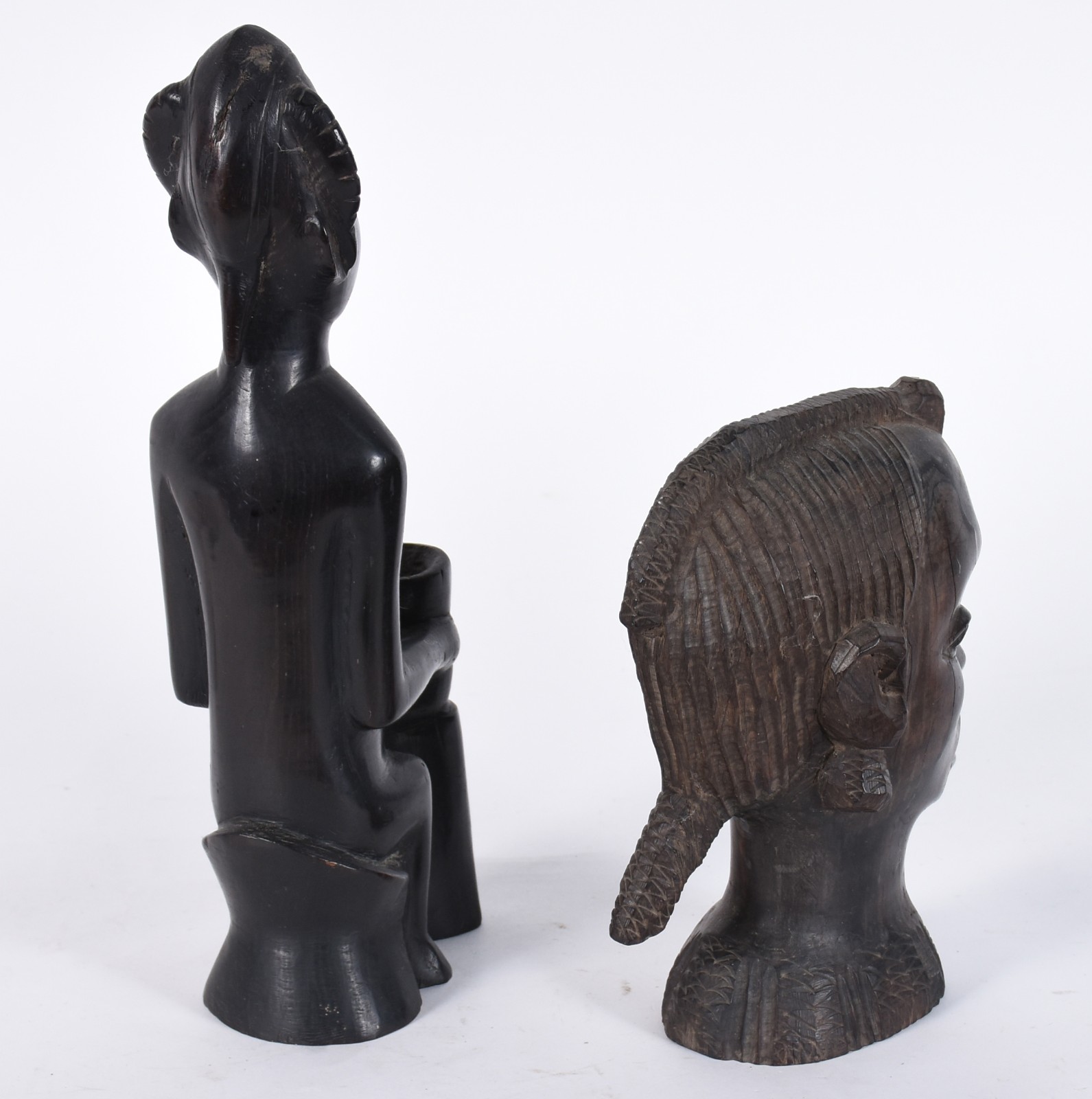 Duas esculturas de madeira entalhada representando figuras africanas. - foto 4 de 5