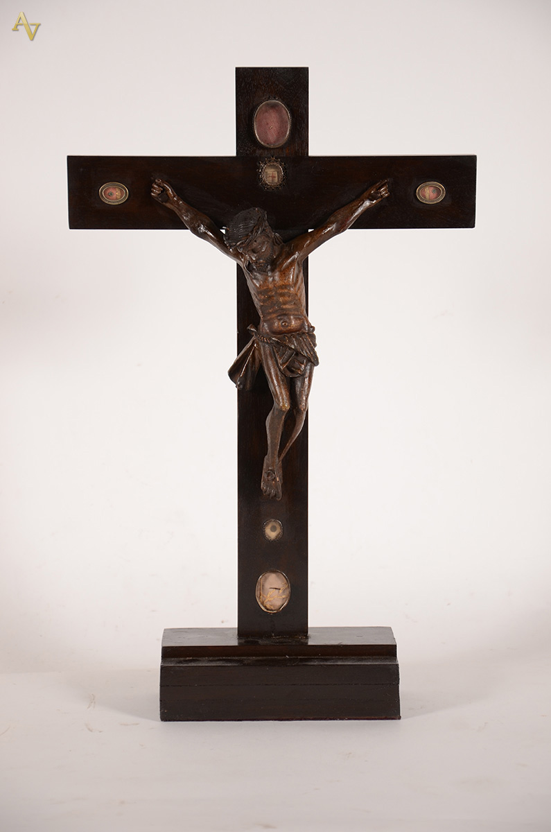 Antigo crucifixo de madeira com figura de Cristo ricamente entalhada...