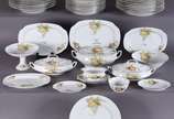 Aparelho de jantar, chá e café de porcelana tch... - Aparelho de jantar, chá e café de porcelana tcheca "Victoria" composto de: 13 pratos rasos, 11 pratos fundos (1 com fio de cabelo), 11 de sobrem...