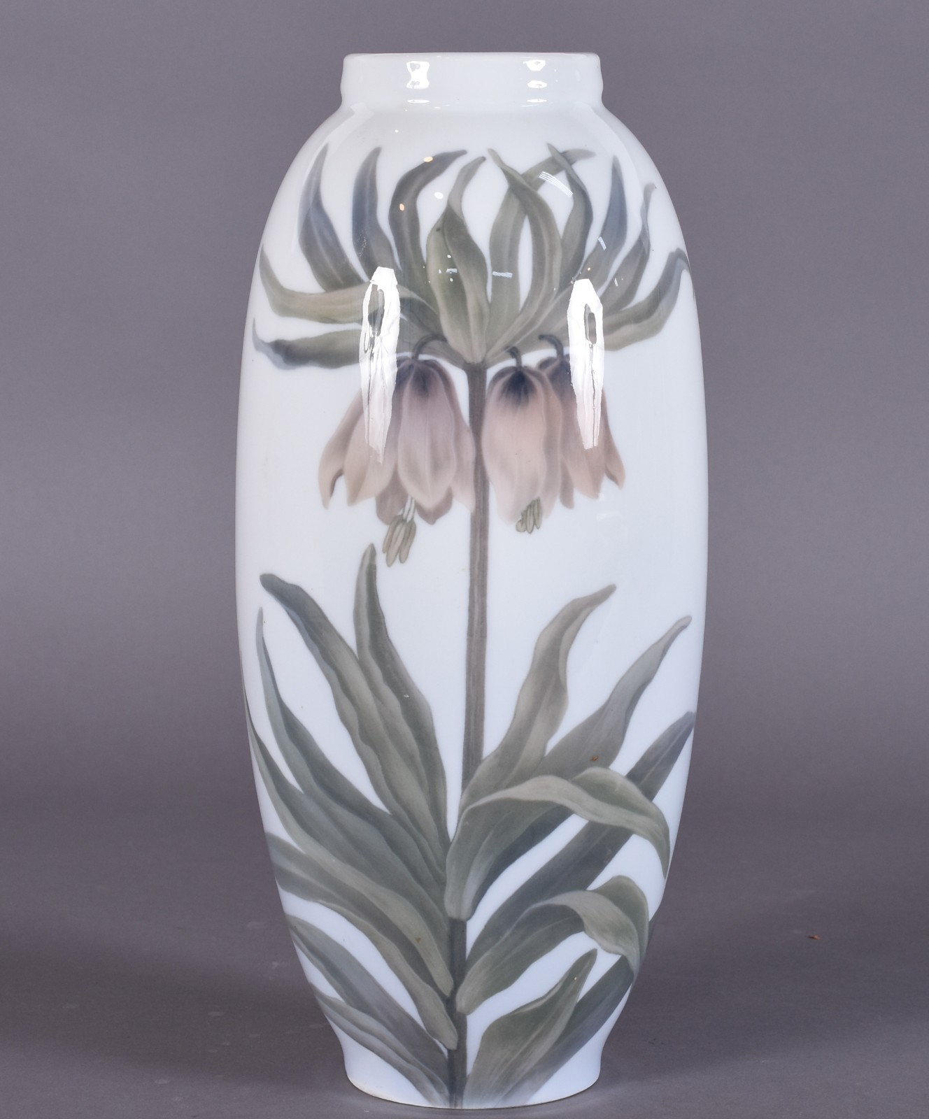 Vaso obilongo de porcelana Royal Copenhagem, fundo branco com... - foto 1 de 5