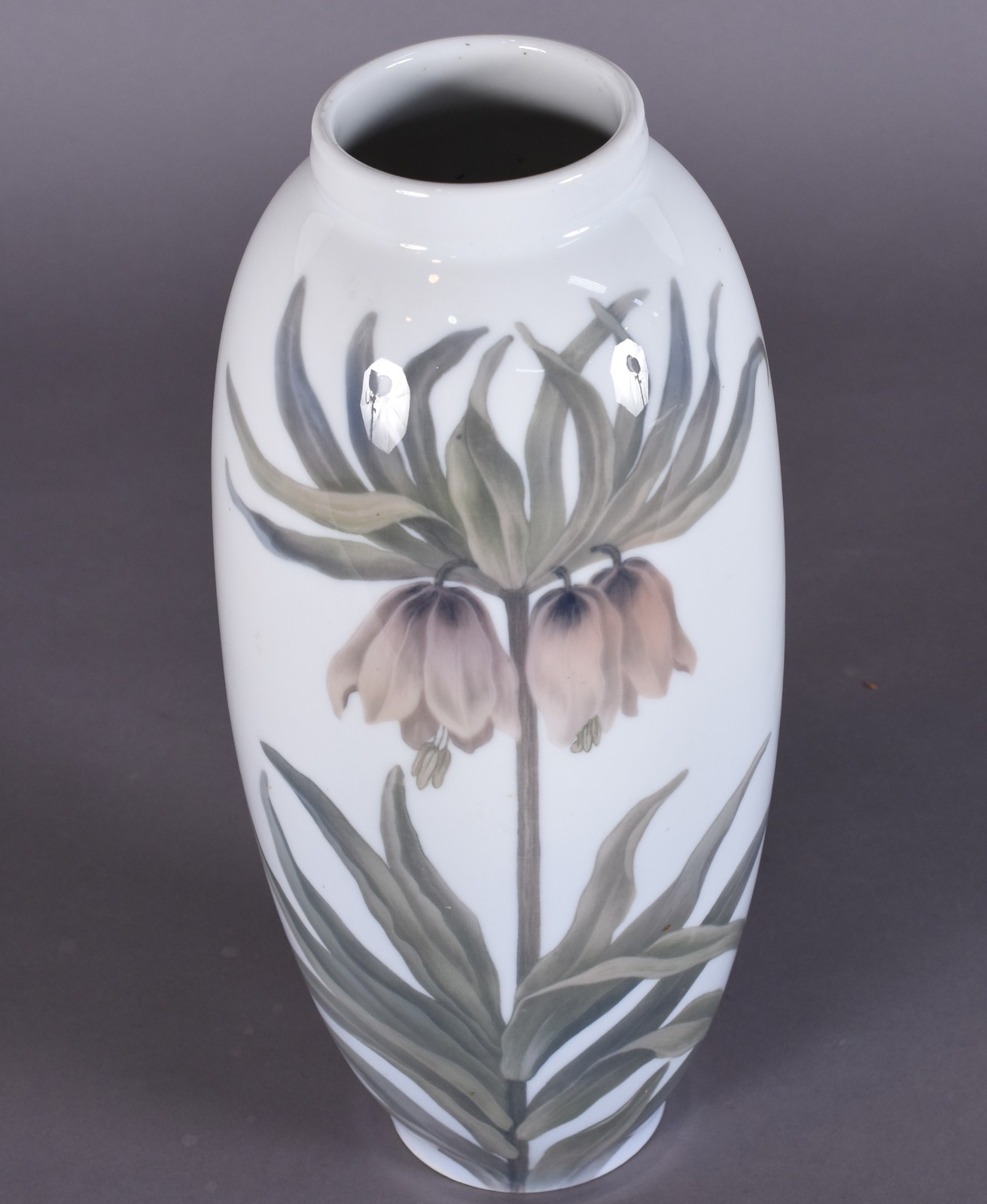 Vaso obilongo de porcelana Royal Copenhagem, fundo branco com... - foto 2 de 5