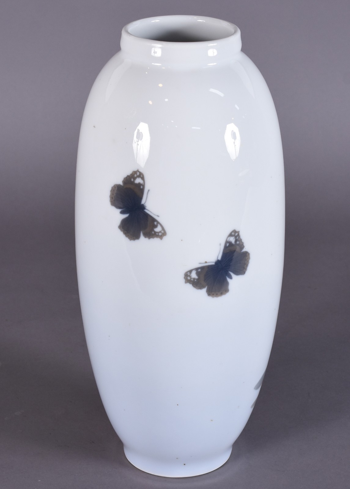 Vaso obilongo de porcelana Royal Copenhagem, fundo branco com... - foto 3 de 5