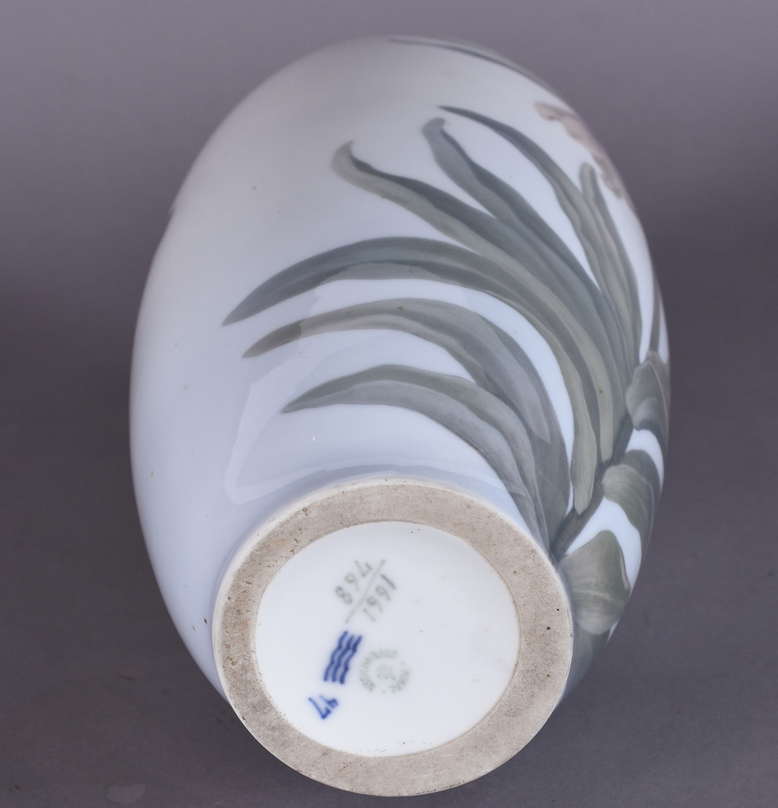 Vaso obilongo de porcelana Royal Copenhagem, fundo branco com... - foto 4 de 5