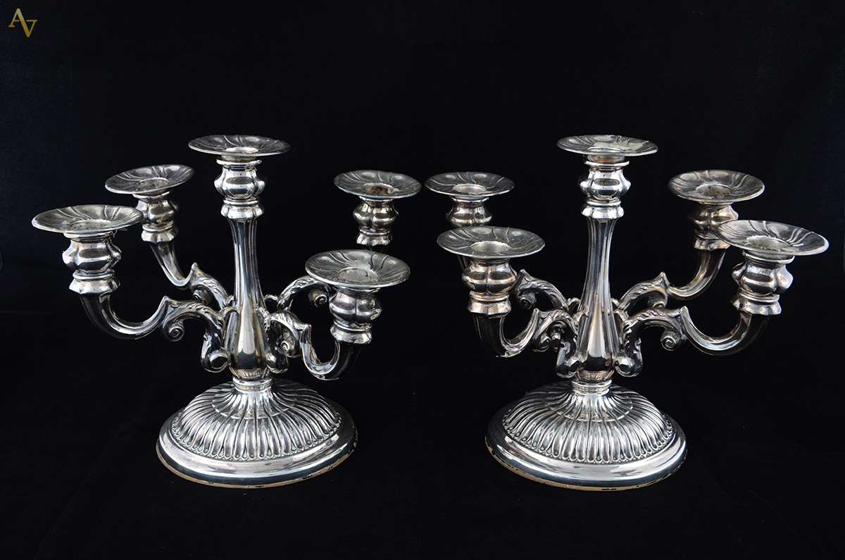 Par de candelabros em prata 800 mls, para 5 velas cada. Alt. 21 cm