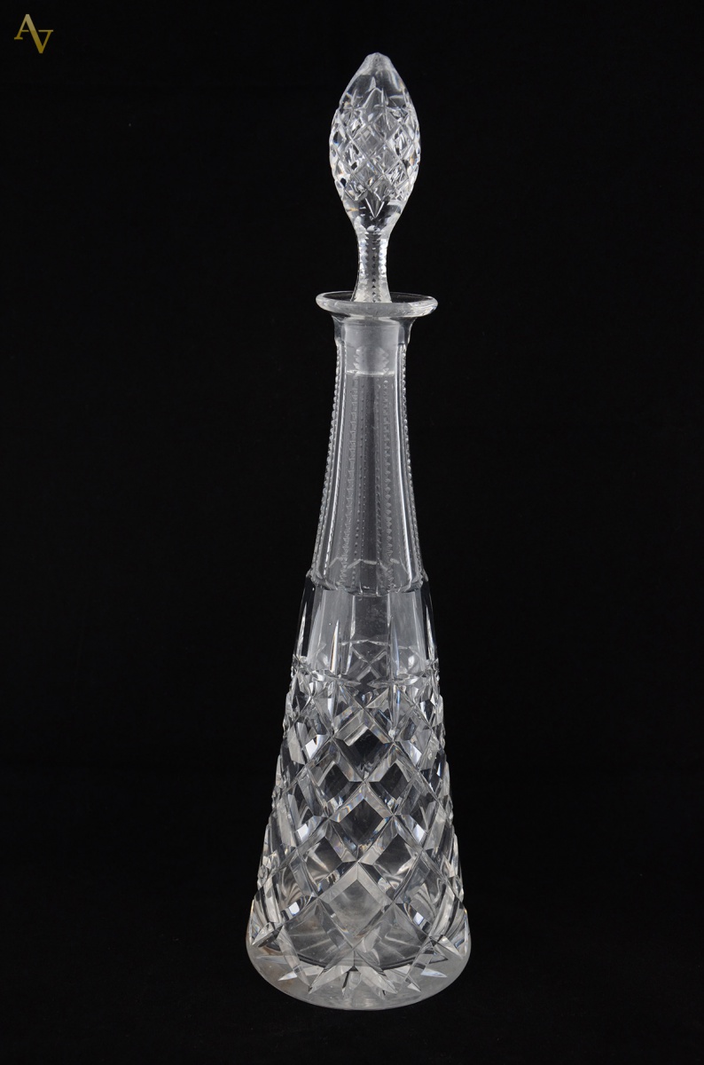 Garrafa de cristal europeu ricamente lapidado c/ tampa em forma de...