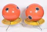 Par de luminárias de chão Sputnik anos 50, corp... - Par de luminárias de chão Sputnik anos 50, corpo globular em fibra de vidro na cor laranja com orifícios em vidro martelado em azul encimado por...
