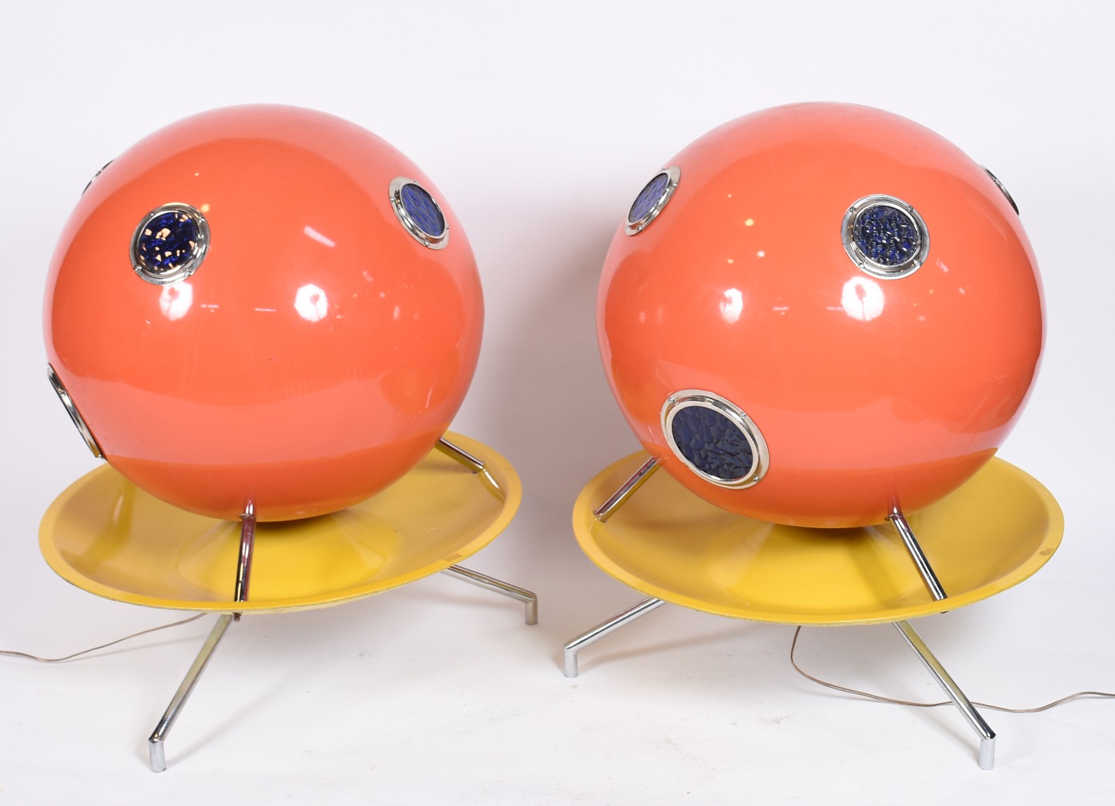 Par de luminárias de chão Sputnik anos 50, corpo globular em fibra de... - foto 1 de 4