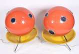 Par de luminárias de chão Sputnik anos 50, corp... - Par de luminárias de chão Sputnik anos 50, corpo globular em fibra de vidro na cor laranja com orifícios em vidro martelado em azul encimado por...