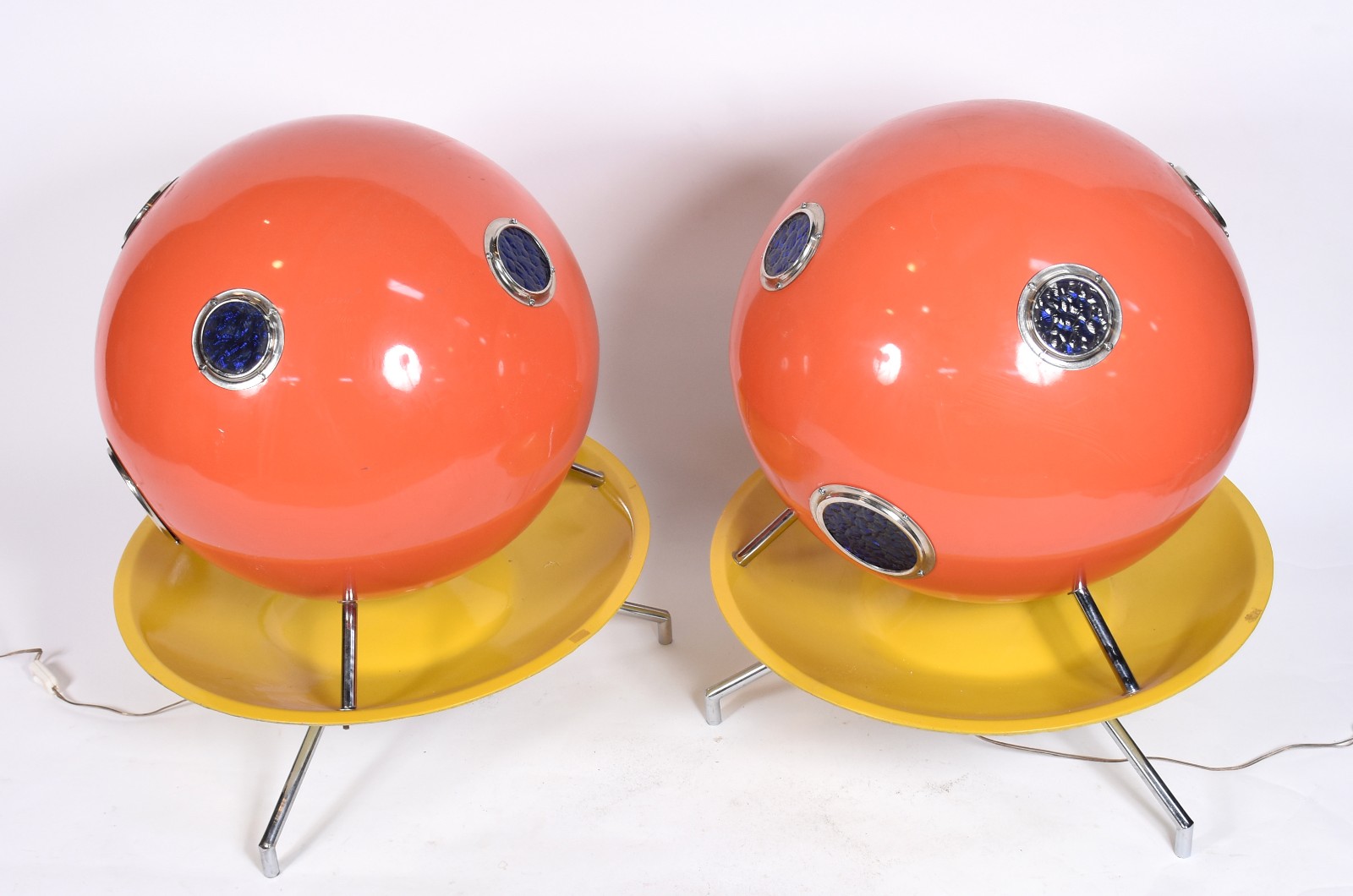 Par de luminárias de chão Sputnik anos 50, corpo globular em fibra de... - foto 2 de 4