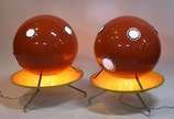 Par de luminárias de chão Sputnik anos 50, corp... - Par de luminárias de chão Sputnik anos 50, corpo globular em fibra de vidro na cor laranja com orifícios em vidro martelado em azul encimado por...