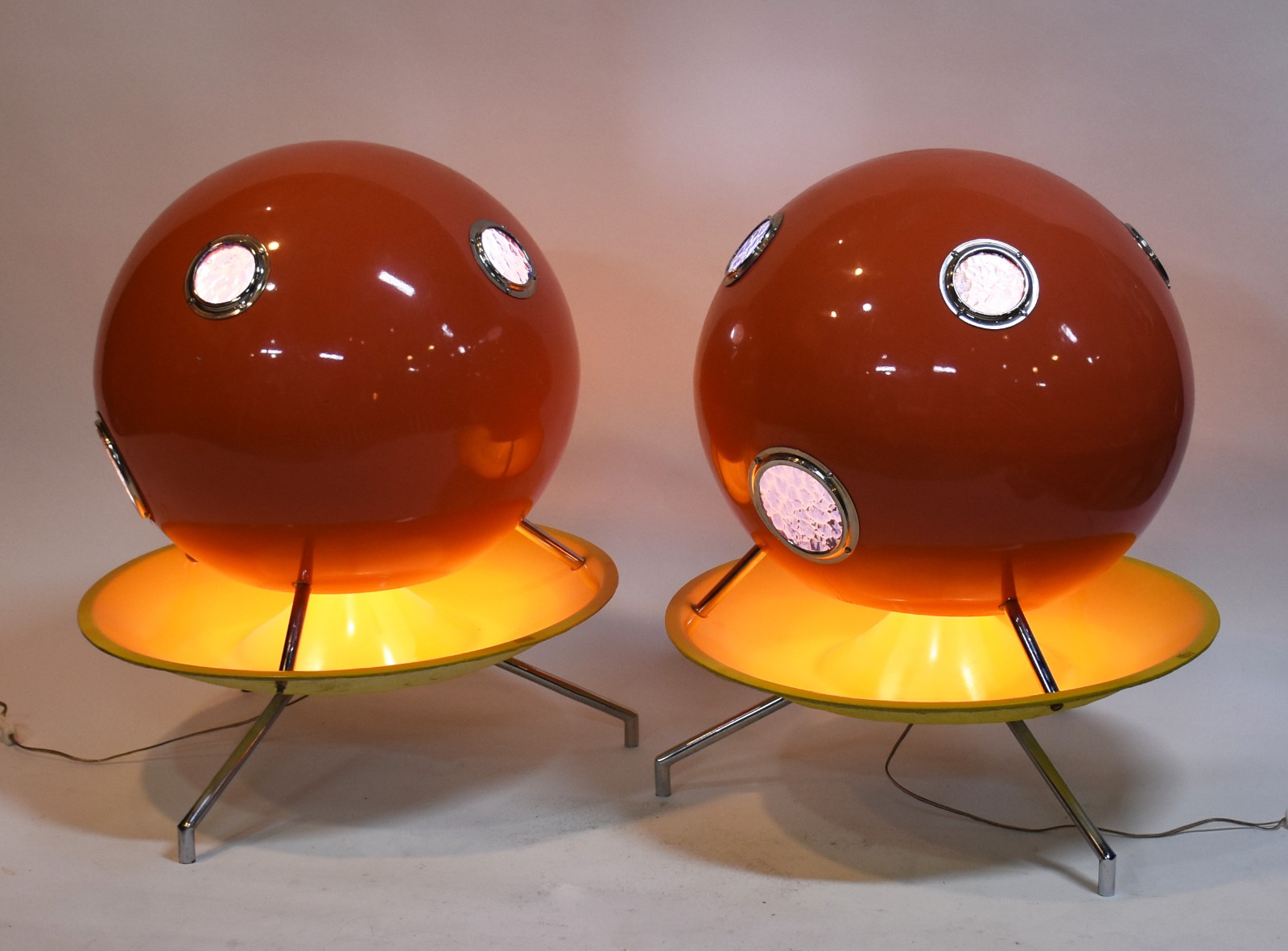Par de luminárias de chão Sputnik anos 50, corpo globular em fibra de... - foto 3 de 4