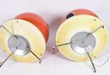 Par de luminárias de chão Sputnik anos 50, corp... - Par de luminárias de chão Sputnik anos 50, corpo globular em fibra de vidro na cor laranja com orifícios em vidro martelado em azul encimado por...