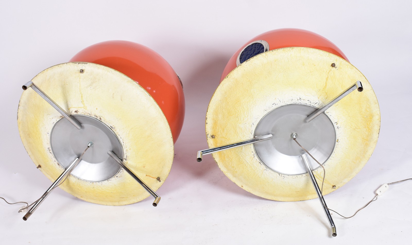 Par de luminárias de chão Sputnik anos 50, corpo globular em fibra de... - foto 4 de 4