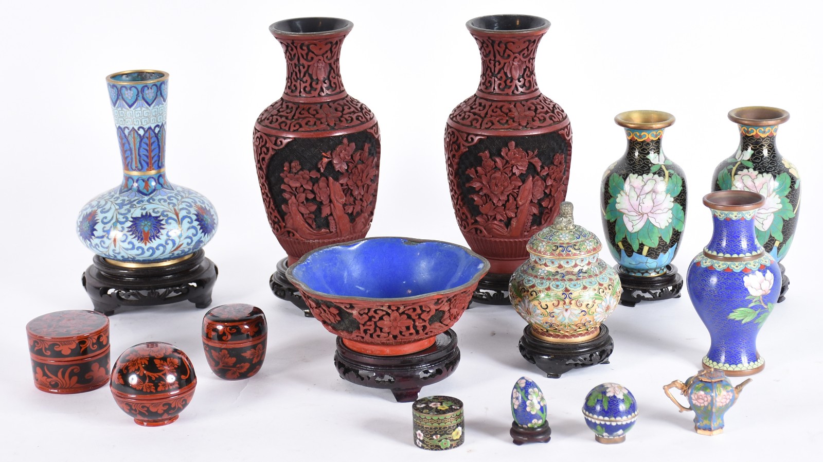 Diversas peças, sendo: par de vasos de lacca, 4 vasos de cloisonné... - foto 1 de 6