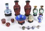 Diversas peças, sendo: par de vasos de lacca, 4... - Diversas peças, sendo: par de vasos de lacca, 4 vasos de cloisonné, pequena potiche, caixa de porcelana, bule, bowl azul, 3 caixas, pequenos ovos.