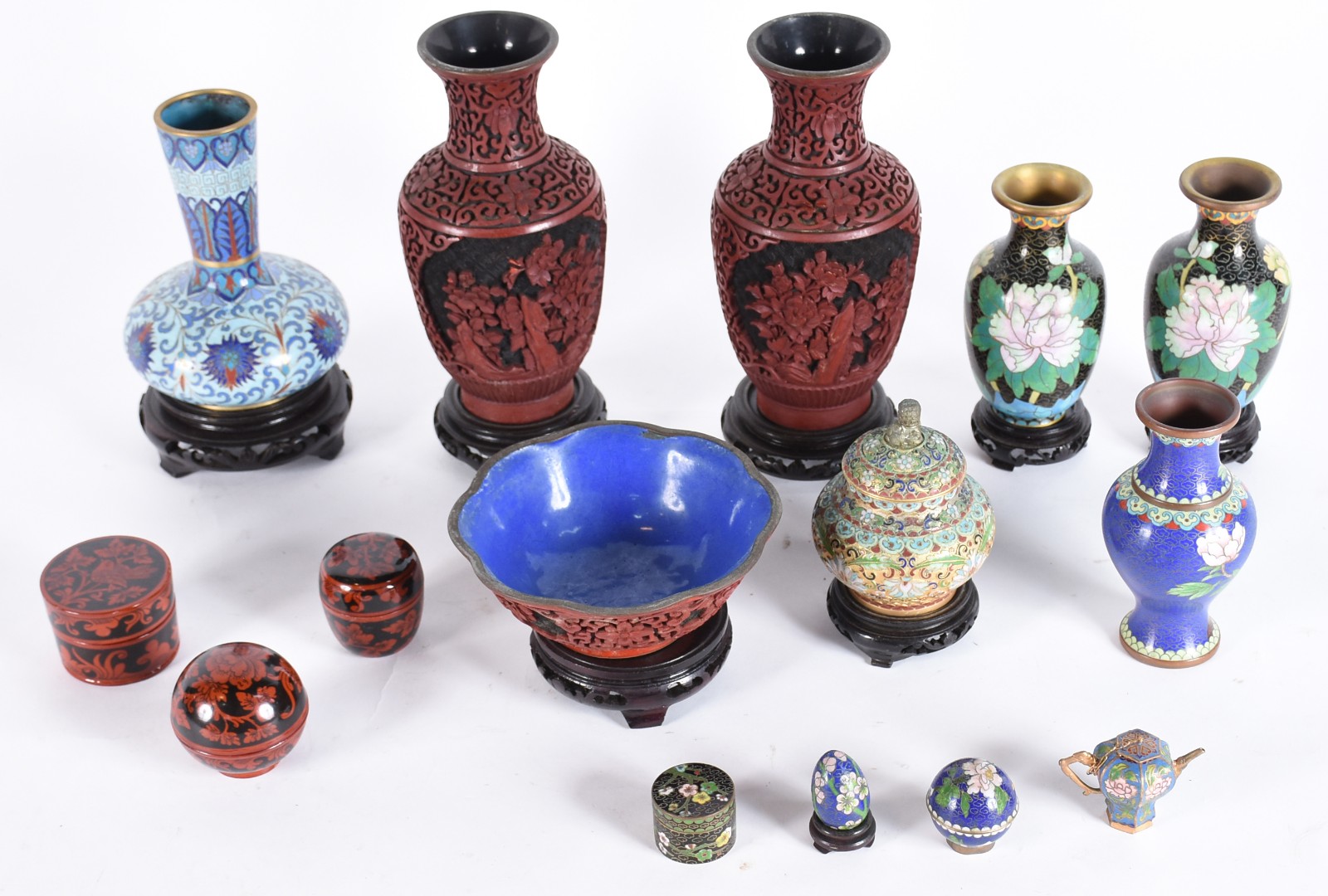 Diversas peças, sendo: par de vasos de lacca, 4 vasos de cloisonné... - foto 2 de 6
