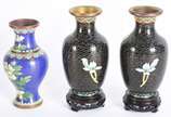 Diversas peças, sendo: par de vasos de lacca, 4... - Diversas peças, sendo: par de vasos de lacca, 4 vasos de cloisonné, pequena potiche, caixa de porcelana, bule, bowl azul, 3 caixas, pequenos ovos.