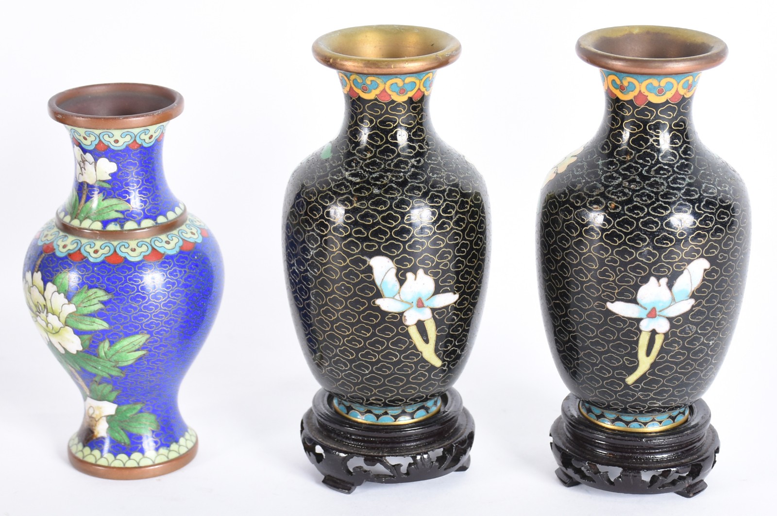 Diversas peças, sendo: par de vasos de lacca, 4 vasos de cloisonné... - foto 3 de 6